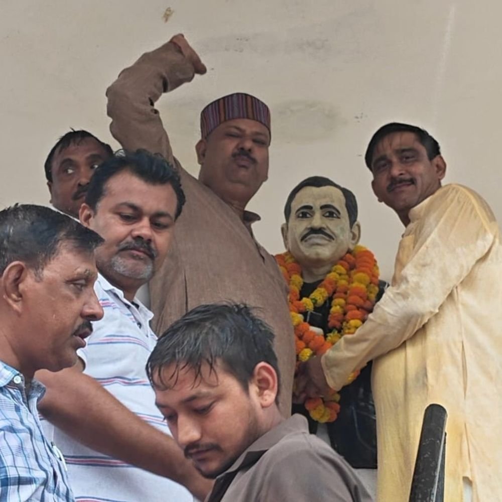 पंडित दीनदयाल उपाध्याय की 110वीं जयंती मनाई गई:मिर्जापुर में प्रतिमा पर माल्यार्पण, स्वच्छता और पौधरोपण; जिलाध्यक्ष बोले- अंतिम व्यक्ति की सेवा ही जनकल्याण