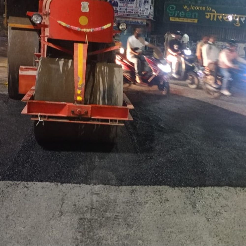 गोरखपुर की सड़कों पर पैचिंग अभियान तेज:दिन-रात गड्ढों की हो रही मरम्मत; नगर आयुक्त ने जताई थी सख्ती