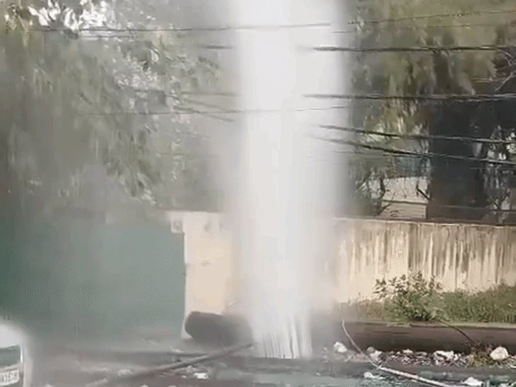 नोएडा में वाटर की पाइपलाइन फटी:तेज बहाव से सड़क पर आया पानी, लोगों ने की रिपयेरिंग की मांग
