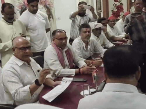 सपा नेता बोले-आश्वासन नहीं, जमीन पर काम दिखने चाहिए:आगरा नगर आयुक्त से मिला प्रतिनिधिमंडल, तीखी बहस