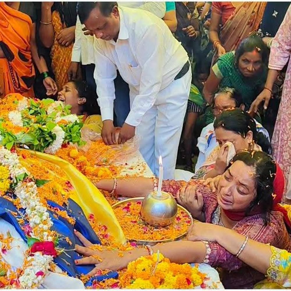 नम आंखों से दी डॉ. रामविलास भारती को अंतिम विदाई:हजारों लोग अंतिम यात्रा में हुए शामिल, ‘जब तक सूरज-चांद रहेगा, नाम रहेगा’ के नारे गूंजे