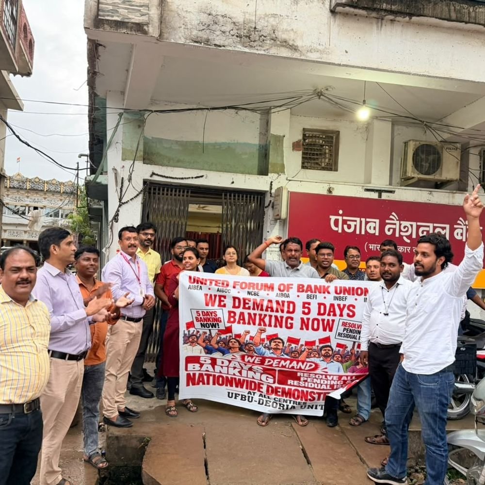 बैंककर्मियों ने ड्यूटी के बाद किया प्रदर्शन:5 डे बैंकिंग की मांग, सरकार को बड़े आंदोलन की चेतावनी दी