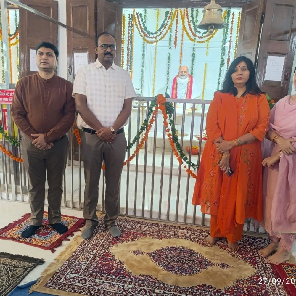 DM-CDO ने परिवार संग किए नीब करोरी बाबा के दर्शन:मंदिर में पूजा कर आशीर्वाद लिया, गुरुकुल के बच्चों ने हनुमान चालीसा का पाठ किया
