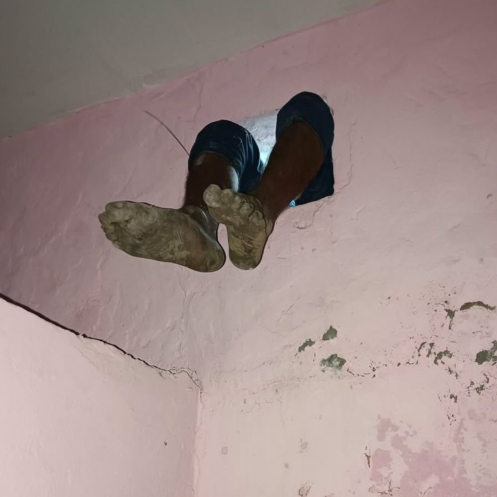 गाजियाबाद में युवक का शव लटका मिला:लाश की नहीं हो पाई पहचान, पुलिस ने पोस्टमार्टम के लिए भेजा
