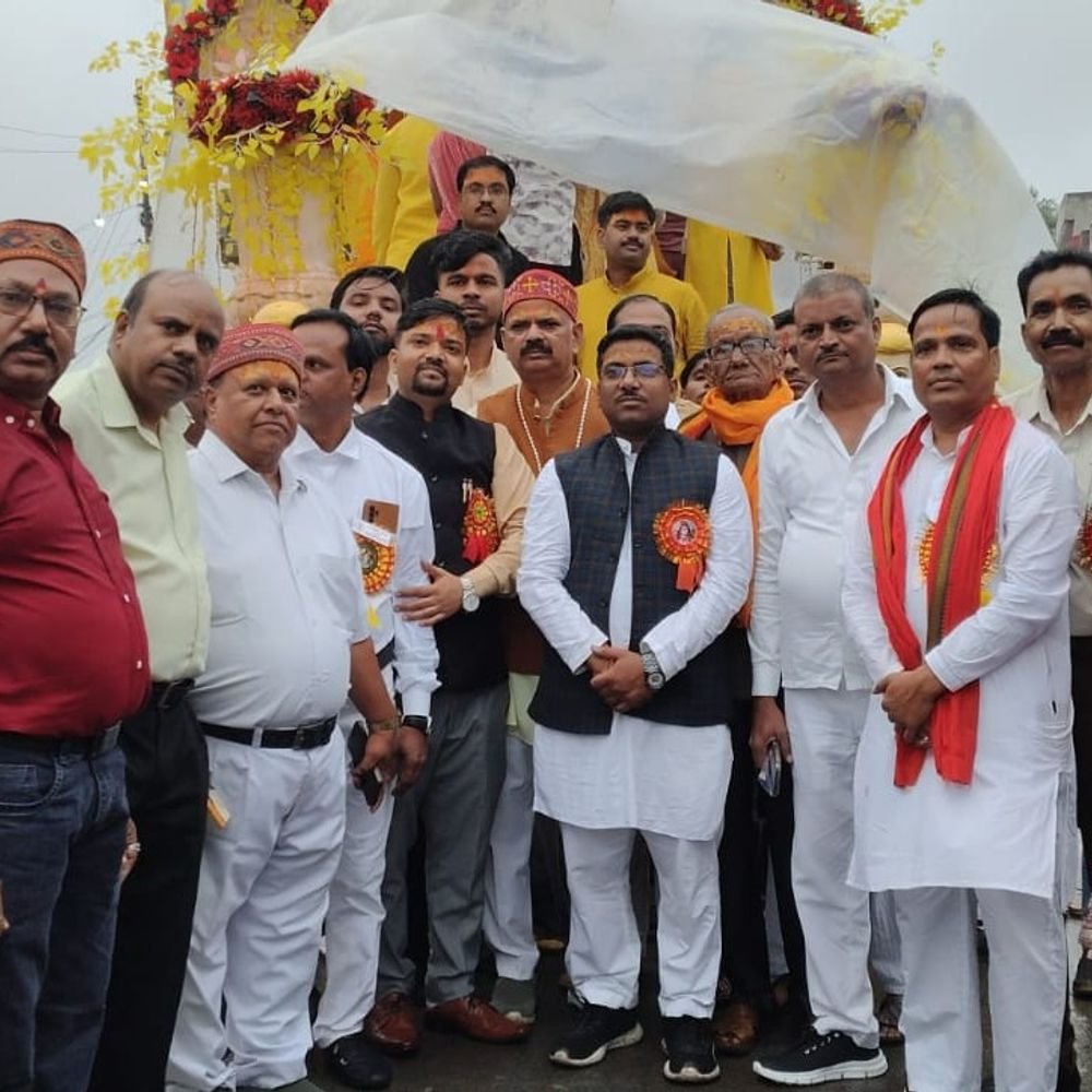 आगरा में निकली 136वीं श्री मुकुट महोत्सव शोभायात्रा:50 झांकिया ही शामिल, बैंड और ढोल की थाप पर झूमे श्रद्धालु