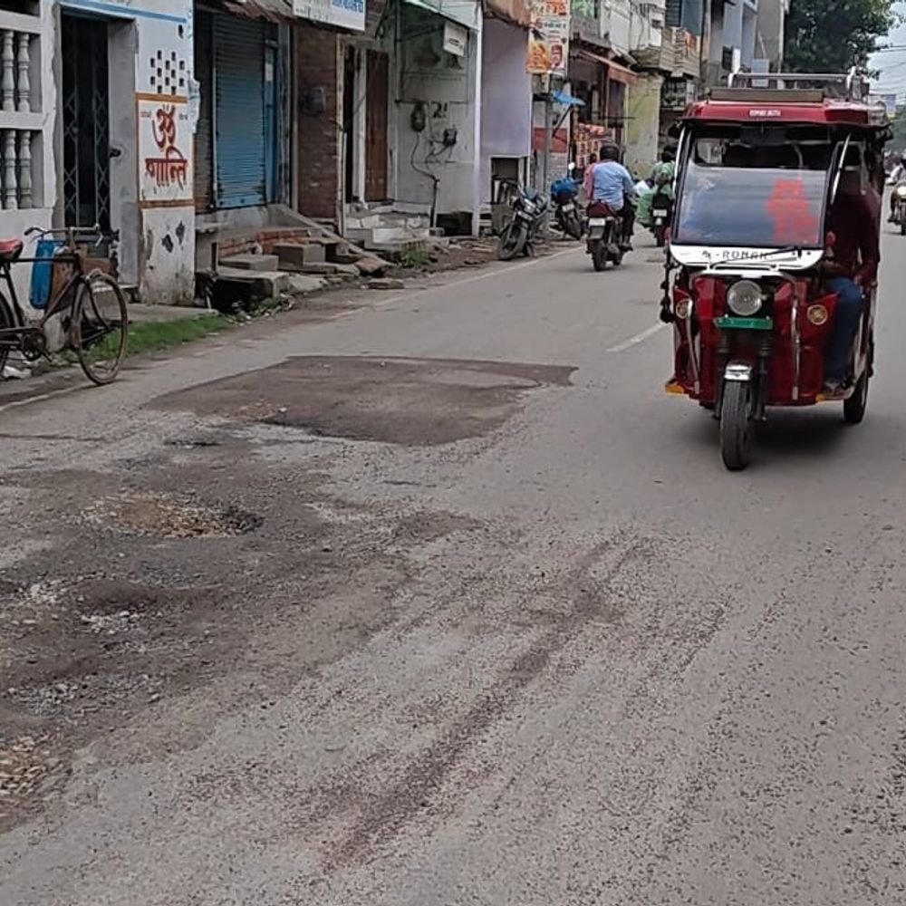 जौनपुर में 72 घंटे बाद बारिश रुकी:धूप निकलने से राहत, धान-गन्ने की फसलें बर्बाद, 15 लाख लोग 72 घंटे से बिना बिजली के
