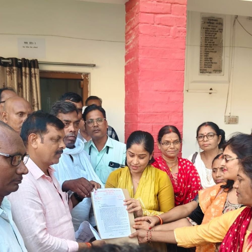 गाजीपुर में शिक्षामित्रों का प्रदर्शन, ट्रांसफर और समायोजन की मांग:बीएसए को सौंपा ज्ञापन, 26 साल से स्कूलों में पढ़ा रहे शिक्षामित्रों ने रखीं कई मांगें