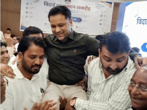 IAS दिव्यांशु पटेल को कंधे पर बैठाकर विदाई:मुरादाबाद के '5 बजे वाले नगर आयुक्त' के ट्रांसफर पर उमड़ा शहर, बागपत के डीएम बने