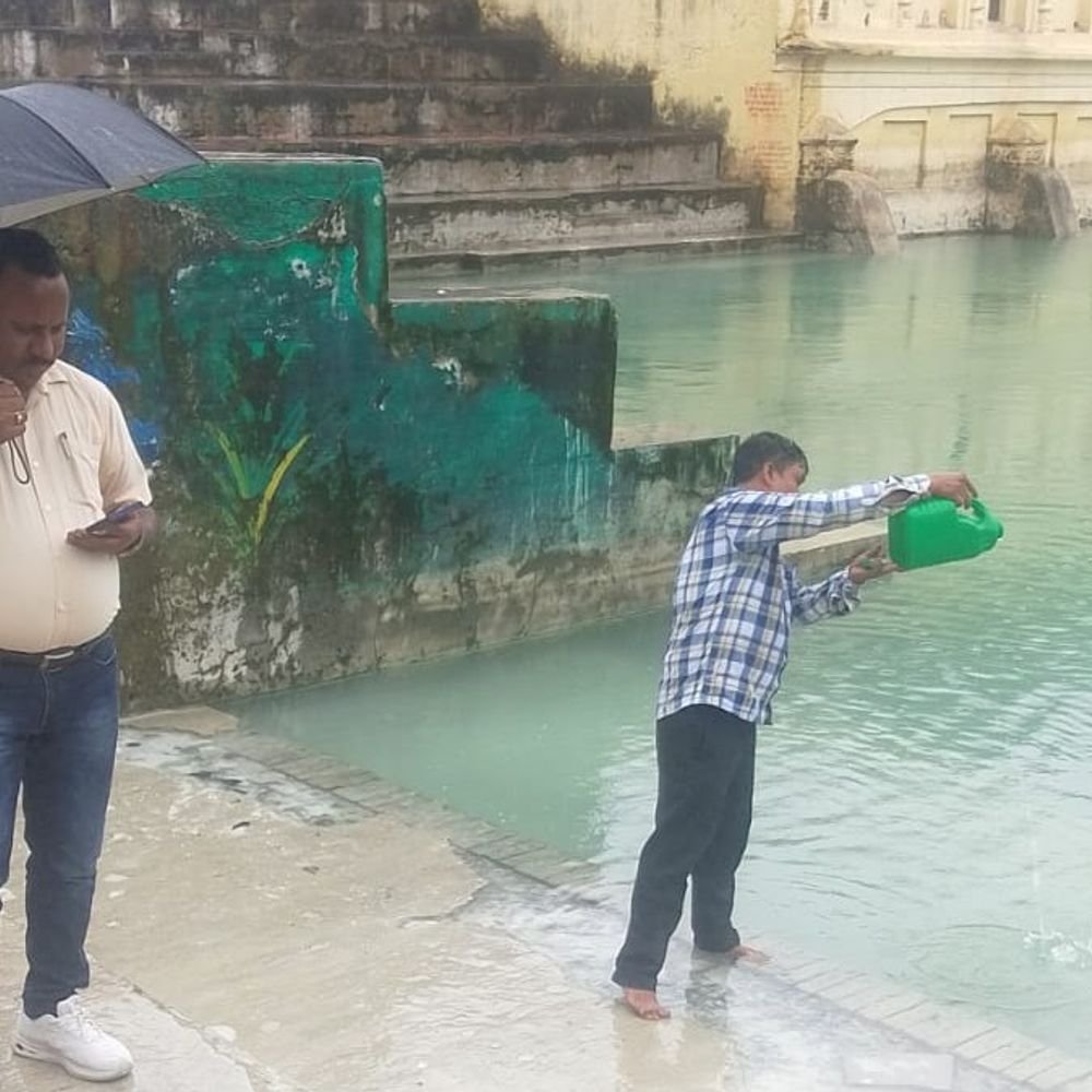 गणेश विसर्जन स्थल पर सीवर मशीन से सफाई पर विवाद:कौशांबी में भक्तों के विरोध के बाद तालाब का गंगाजल से शुद्धिकरण