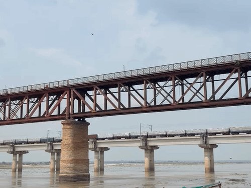 प्रयागराज में एक बार फिर बढ़ा गंगा-यमुना का जलस्तर:रिवर फ्रंट रोड पर चढ़ने लगा पानी, 24 घंटे में डेढ़ से दो मीटर तक बढ़ोतरी