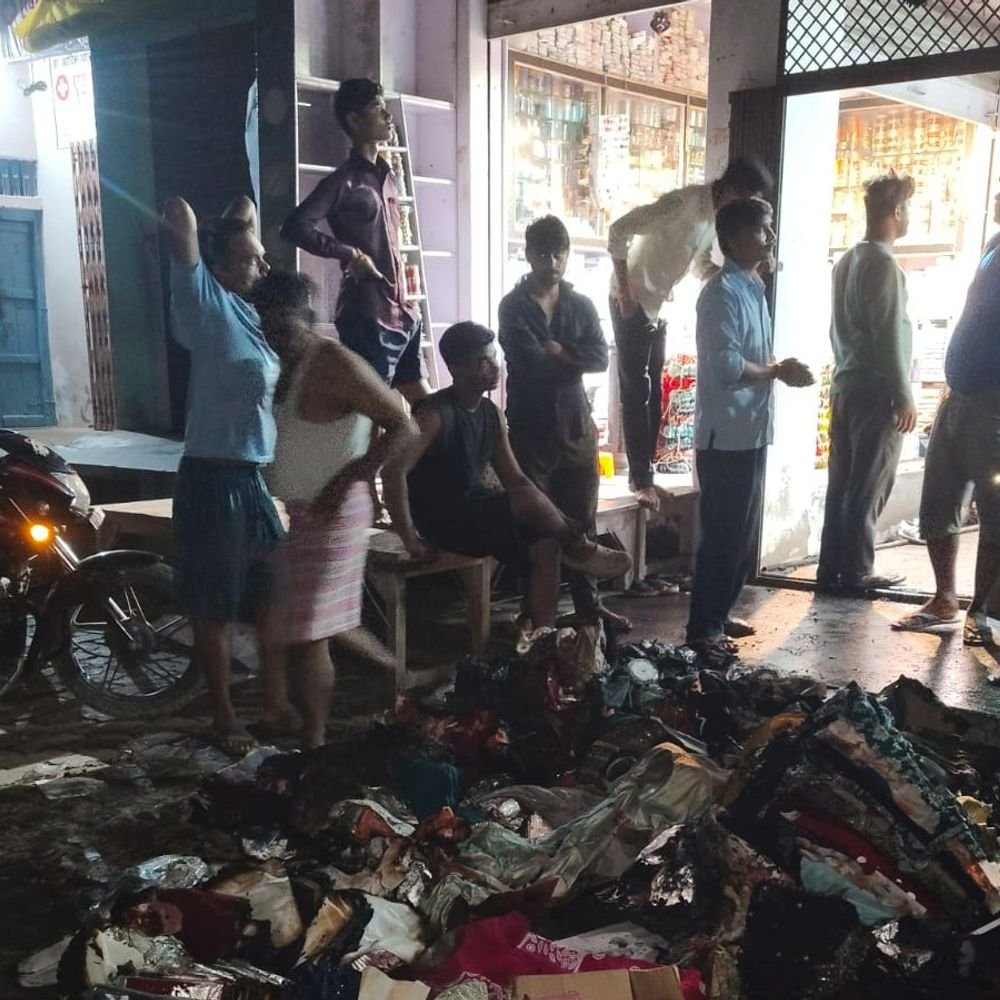 फफूंद में शॉर्ट सर्किट से गारमेंट्स दुकान में आग:आठ लाख का सामान जला, पड़ोसियों ने शटर खोलकर आग बुझाई