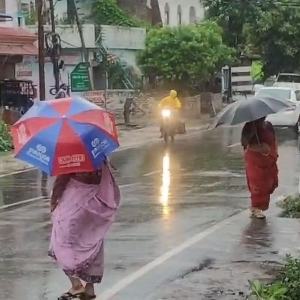 फर्रुखाबाद में 28 घंटे से रुक-रुक कर बारिश:शहर से देहात तक जलभराव, बिजली ठप; तापमान गिरा