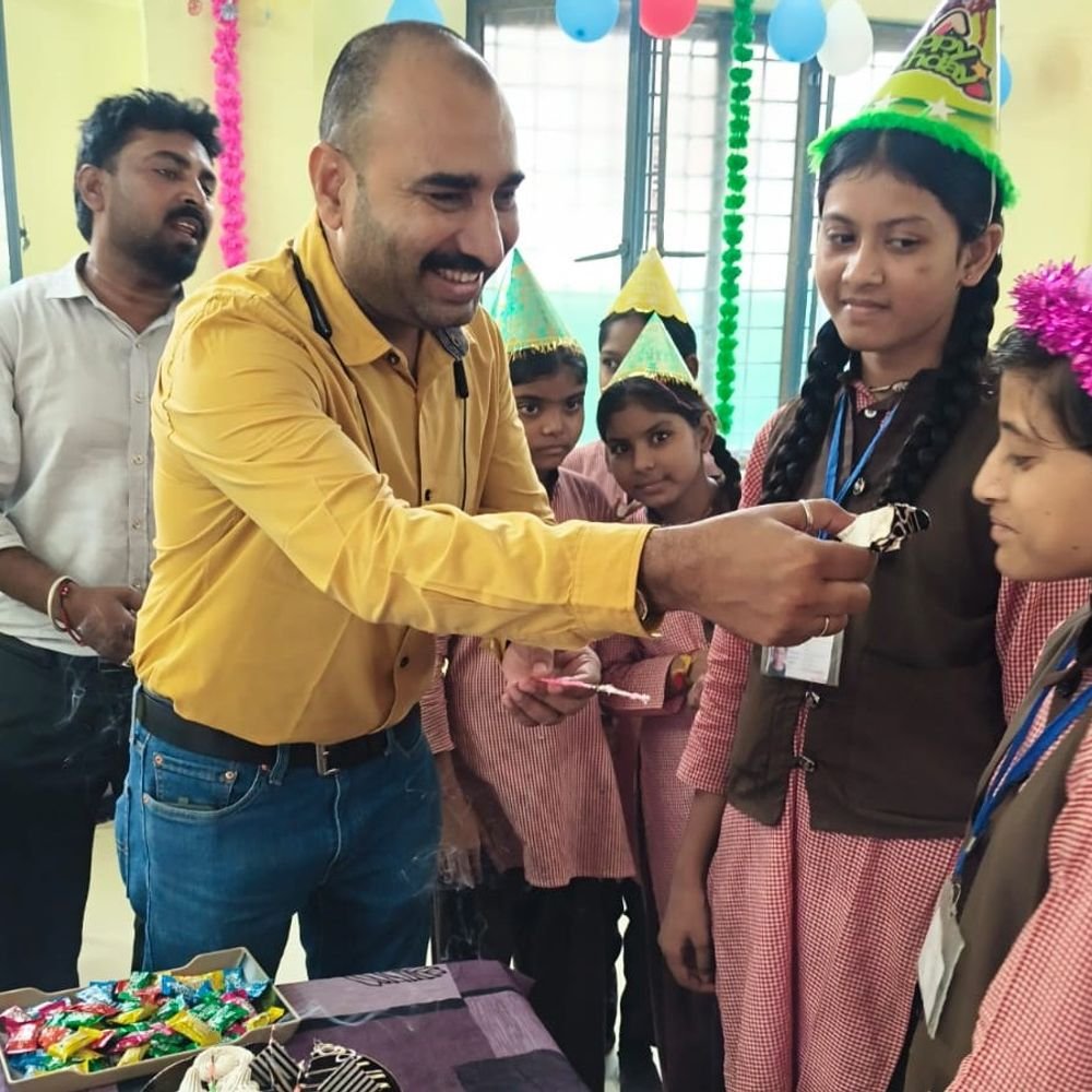 मीना दिवस पर बालिकाओं ने बनाई रंगोली, काटा केक:शामली में शिक्षा, स्वास्थ्य और सुरक्षा के प्रति किया जागरूक; आत्मविश्वास बढ़ाने पर जोर