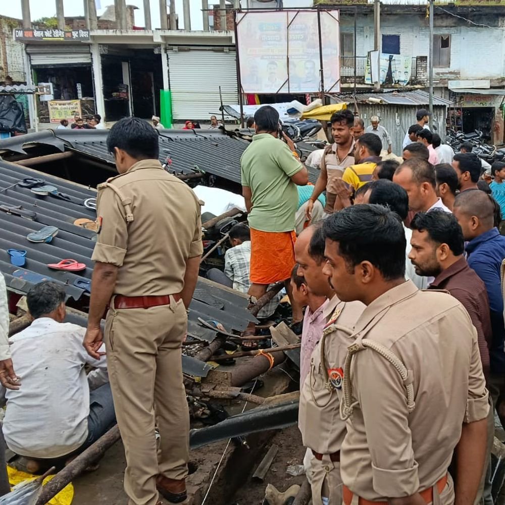 रेउना बाजार में दुकान का शेड गिरा, 3 लोग दबे:ग्रामीणों-पुलिस ने मलबे से निकाला; सीएचसी में इलाज के बाद घर भेजे गए