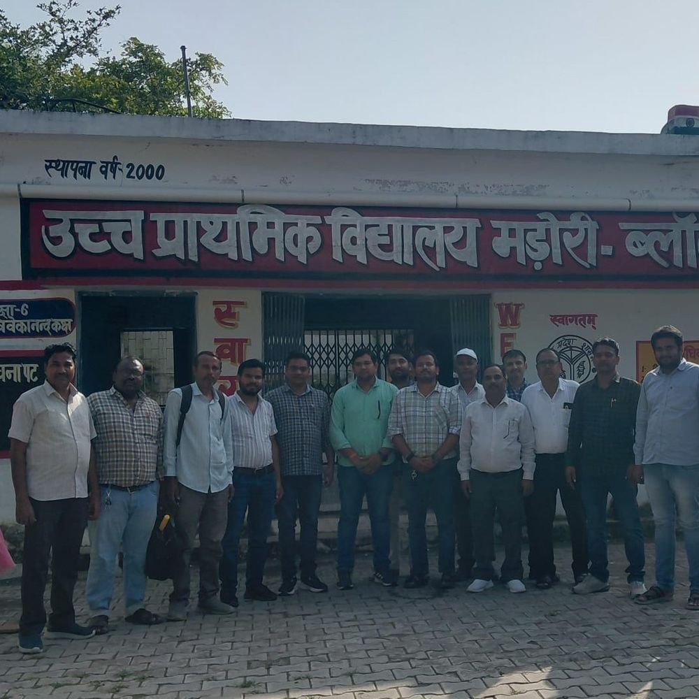 झांसी में शिक्षक संघ की बैठक:शिक्षकों की समस्याओं पर चर्चा; स्कूल पहुंचने में 15 मिनट की देरी पर वेतन न काटने की मांग