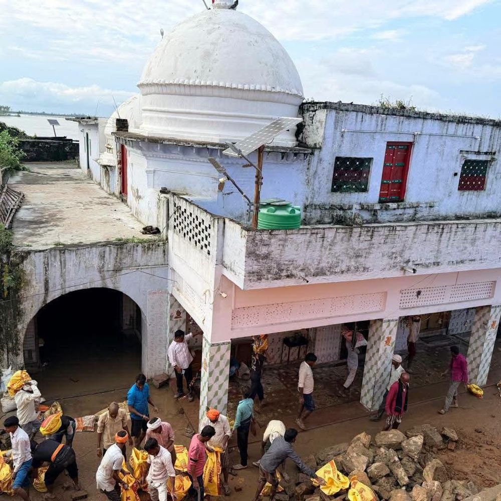 सरयू के कटान से 1100 साल पुराने मंदिर पर खतरा:जलस्तर घटने के बाद भी कटान जारी, प्रशासन अलर्ट