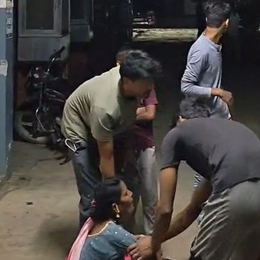 गड्ढे में पहिया जाने से ई-रिक्शा पलटा:18 साल के लड़के की मौत, गदनापुर में पेट्रोल पंप के पास हादसा