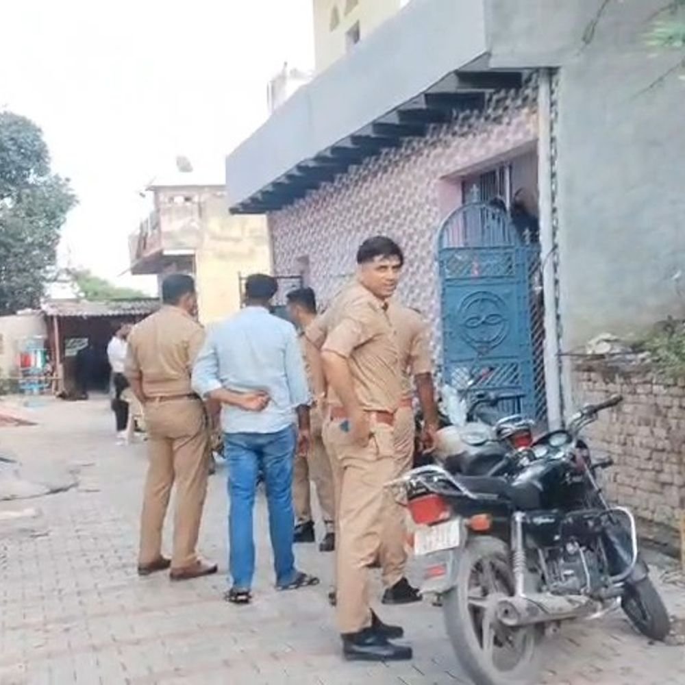 मथुरा में फौजी के घर से 50 लाख की चोरी:तिजोरी तोड़कर जेवर-नकदी ले गए चोर, CCTV खंगाल रही पुलिस