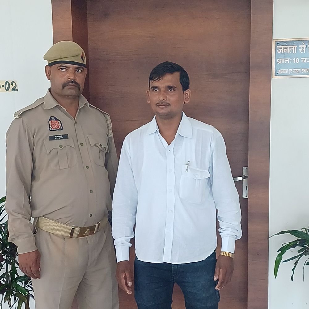 चंदौली में लेखपाल पर ग्रामीण से दुर्व्यवहार का आरोप, VIDEO:कलेक्ट्रेट पहुंचकर ग्रामीण ने की शिकायत, जांच की मांग की