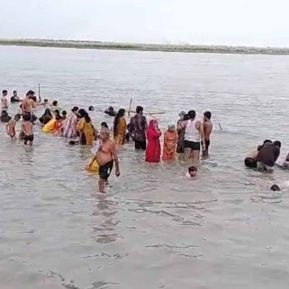 गणेश विसर्जन के दौरान अनूपशहर गंगा घाट पर निकला सांप:श्रद्धालुओं में मची भगदड़, पुलिस ने संभाली स्थिति