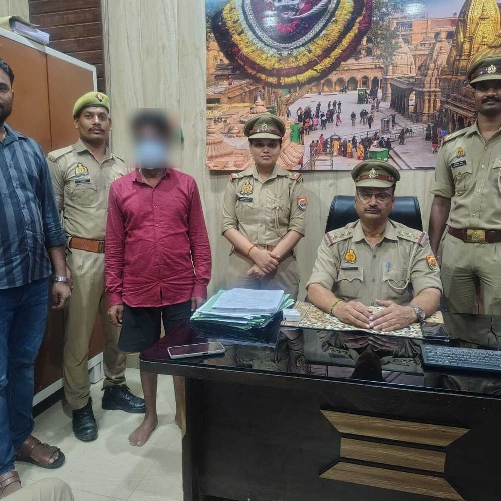 वाराणसी में गाय से अश्लीलता का आरोपी गिरफ्तार:गाय को पीटने का वीडियो वायरल होने पर जागी पुलिस, भगवा कुर्ता में था युवक