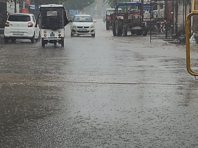अयोध्या में 36 घंटे से बारिश:35 किमी की रफ्तार से चली हवाएं, मूसलाधार बारिश से किसानों की बढ़ी चिंता; फसलें गिरने लगीं