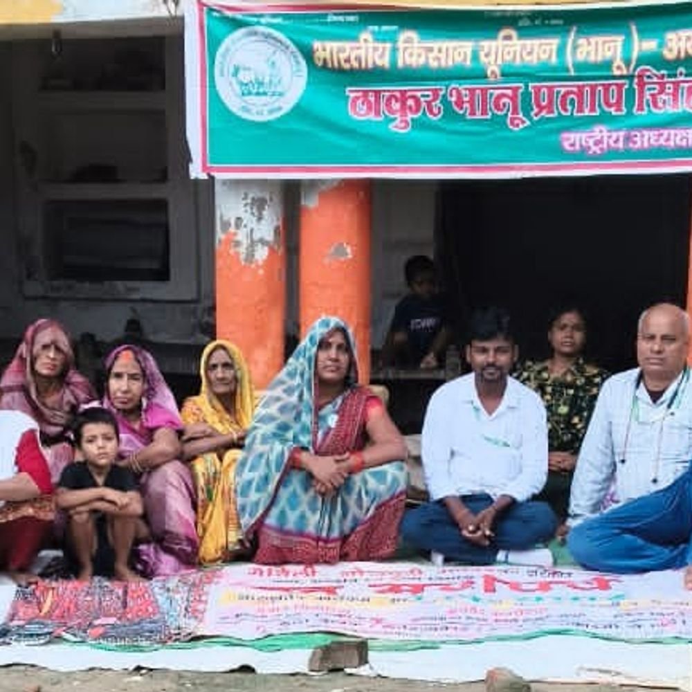 मकान का गेट गिराने के विरोध में धरना:किसानों ने तहसील प्रशासन पर लगाया कार्रवाई न करने का आरोप; जिला मुख्यालय पर आंदोलन की चेतावनी