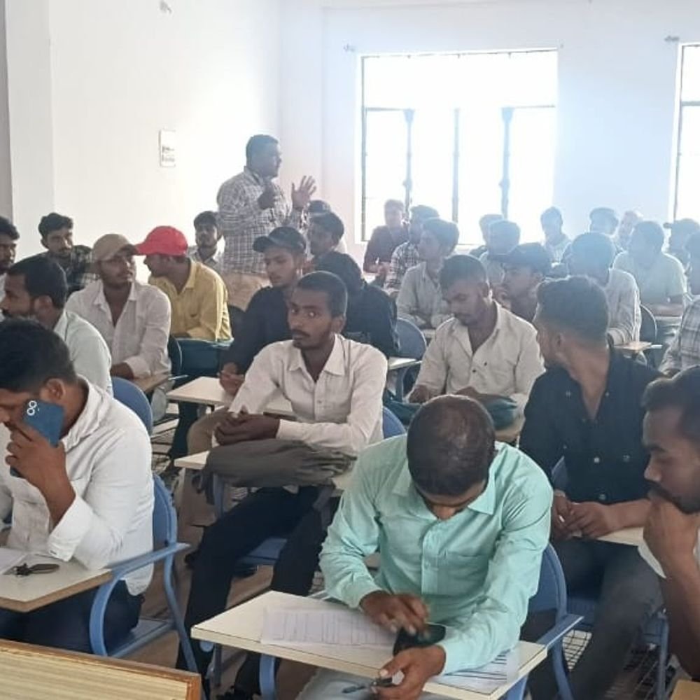 पडरौना आईटीआई में अप्रेन्टिस मेला:80 अभ्यर्थियों का चयन; LT, महिंद्रा जैसी कंपनियों ने दिए मौके