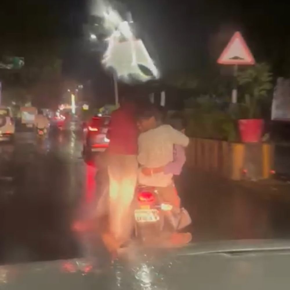 बारिश में बाइक पर 5 युवक सवार, VIDEO:एक-दूसरे को पकड़कर चल रहे थे, जान जोखिम में डालकर दौड़ाई बाइक
