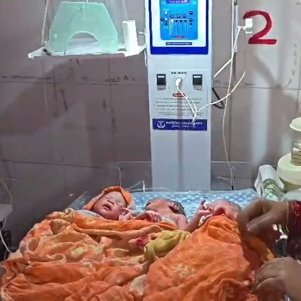 महिला ने एक साथ तीन बच्चों को दिया जन्म:सीतापुर में आंधी-बारिश के बीच CHC में हुई डिलीवरी, मां और तीनों बच्चे ठीक