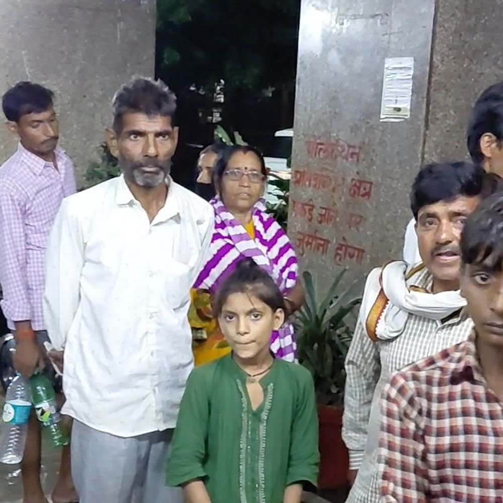 लोहिया अस्पताल में टिन शेड के पाइप में उतरा करंट:तीमारदार को लगा झटका, पाइप छूते ही जमीन पर गिरा