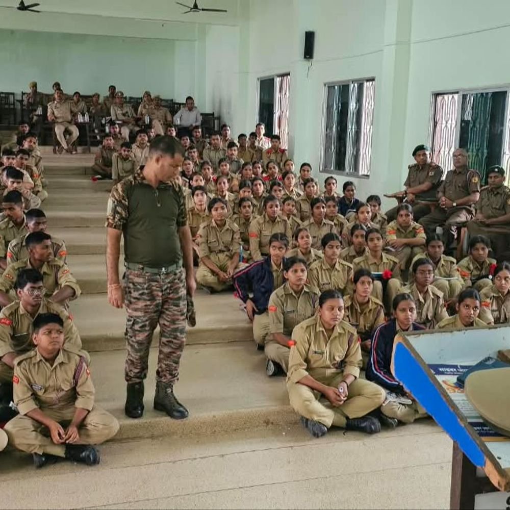 NCC कैडेटों को साइबर फ्रॉड से बचाव की ट्रेनिंग:आजमगढ़ में डिजिटल अरेस्ट, फिशिंग के खतरे बताए; CPR-फायर फाइटिंग का डेमो दिया