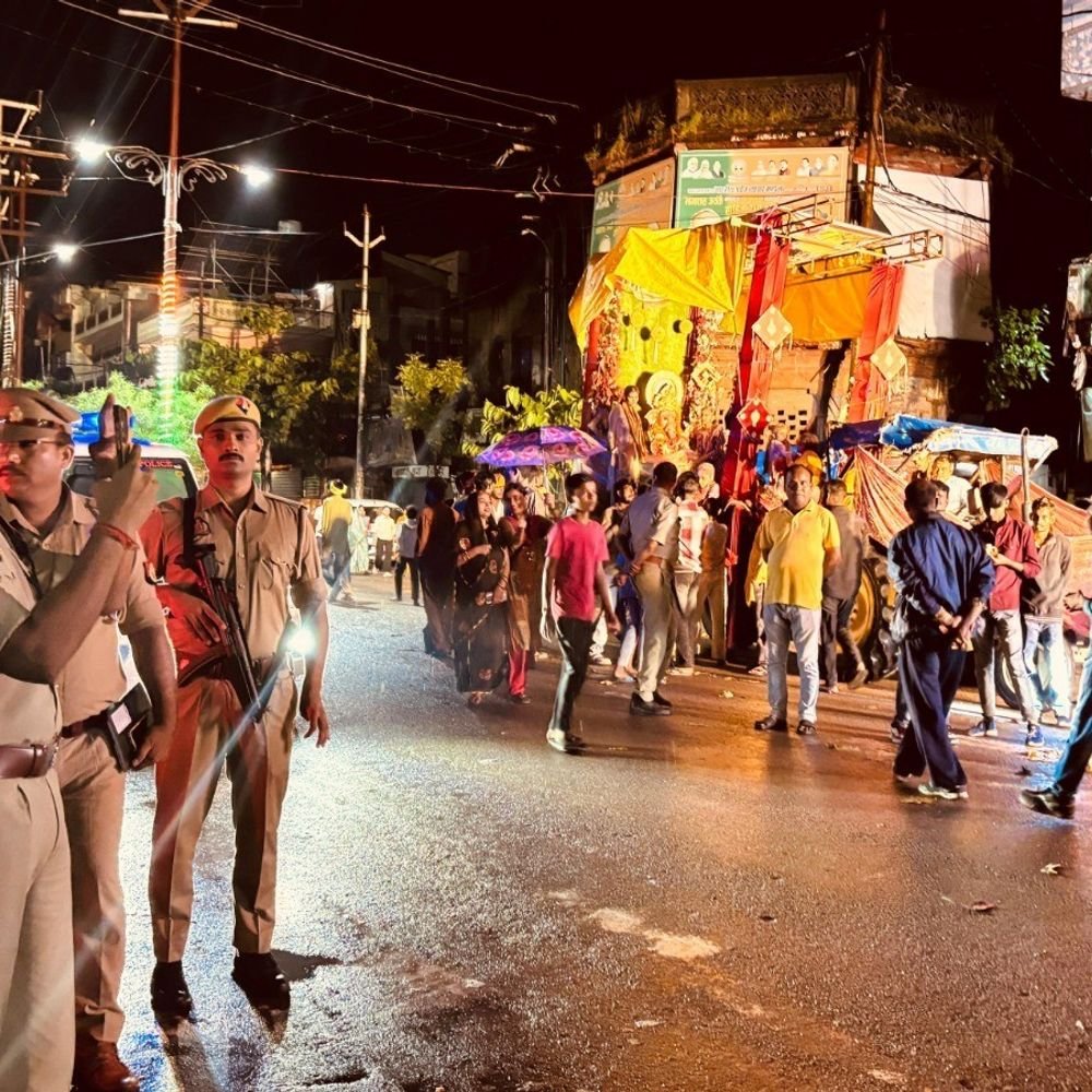 सुल्तानपुर में गणपति विसर्जन शोभायात्रा:रातभर निकली शोभायात्रा, 48 से ज्यादा प्रतिमाएं चौक से सीताकुंड घाट पहुंचीं