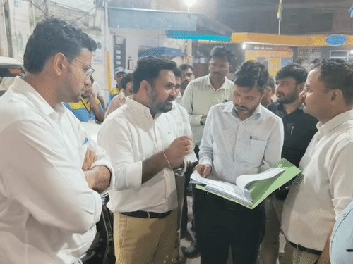 आधी रात DM ने किया जर्जर सड़कों का निरीक्षण:नगर-निगम 500 और 73 पर PWD करेगा काम, बोले- 25 दिनों में ठीक करो