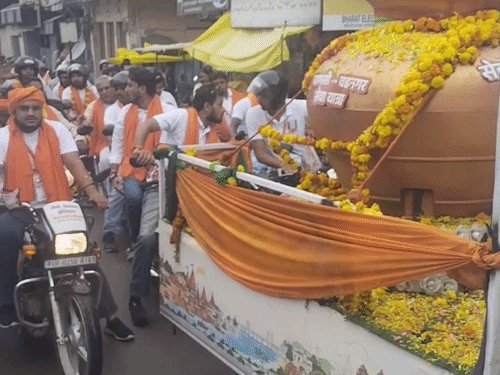 भाजपा की सेवा संकल्प बाइक यात्रा ललितपुर पहुंची:कार्यकर्ताओं ने फूलों से स्वागत किया, जिला मंत्री सोनाली बबेले ने तिलक लगाया