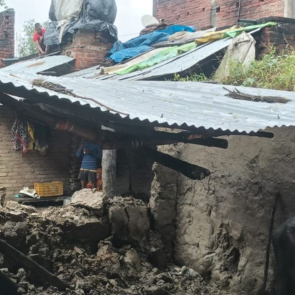 सीतापुर में भारी बारिश से 4 कच्चे मकान गिरे:जिले में 8 जगहों पर कच्ची दीवारें ढहीं, दो महिलाओं समेत तीन घायल,प्रशासनिक अफसरों ने किया मुआयना