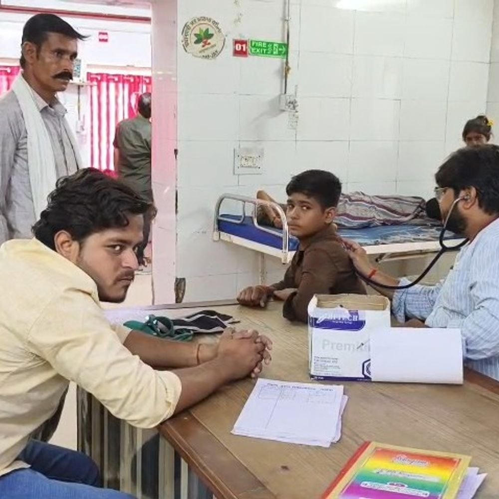 महोबा में मौसम बदला, ओपीडी 745 पार; 3 में टाइफाइड:सर्दी-खांसी के मरीज दोगुने हुए, त्वचा संक्रमण भी 40% बढ़ा