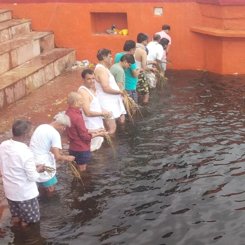 ललितपुर में पितृ पक्ष शुरू, जलाशयों पर तर्पण शुरू:सुबह से सुम्मेरा तालाब और सीतापाठ पर जुटे श्रद्धालु
