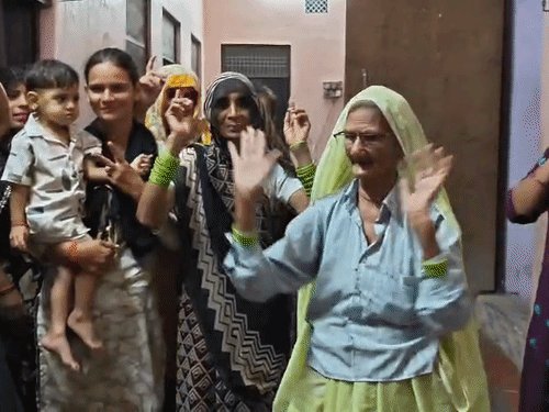 जमकर झूमी गुलवीर की 98 साल की दादी:नाती गुलवीर के पद पर बोलीं- शरीर में अब वो ताकत नहीं, गोलू घर आएगा तो फिर जमकर नाचूंगी