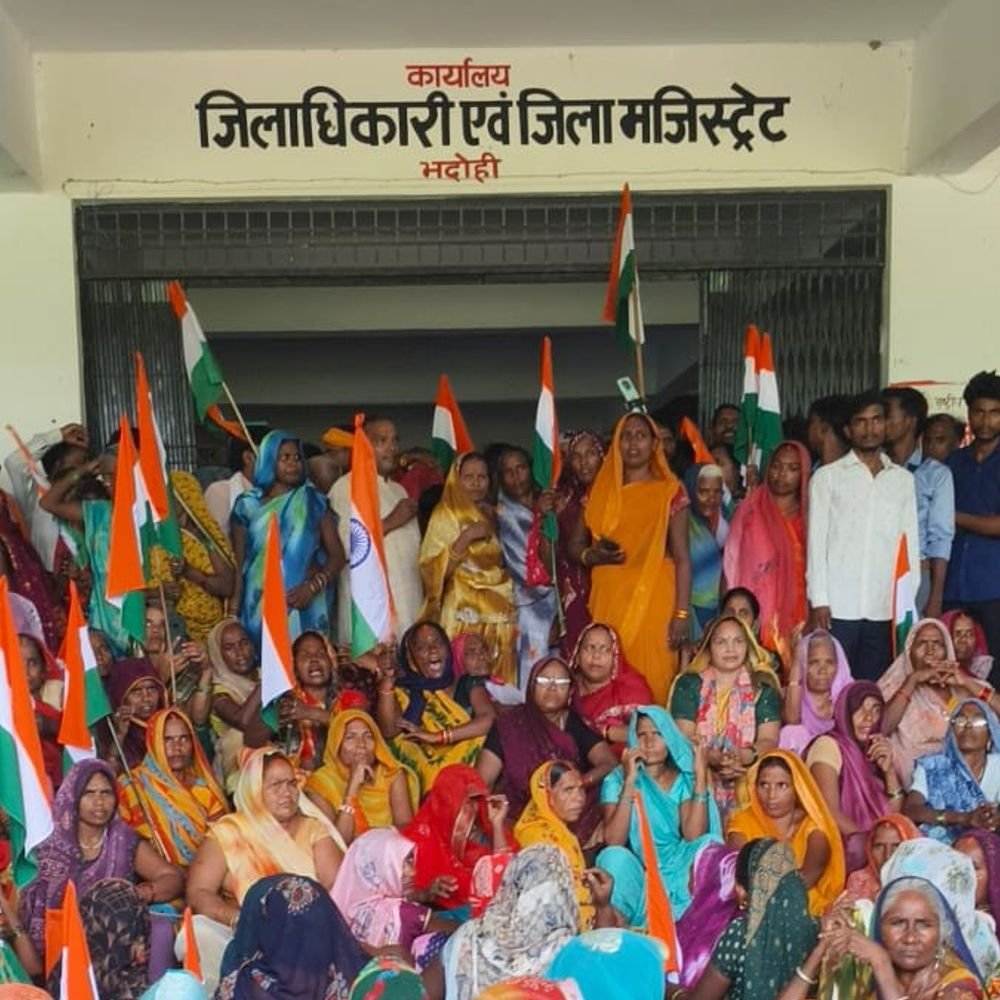 भदोही में औद्योगिक गलियारे के लिए जमीन लेने का विरोध:7 गांवों के किसानों ने किया प्रदर्शन, सीएम के नाम ज्ञापन देकर योजना रद्द करने की मांग