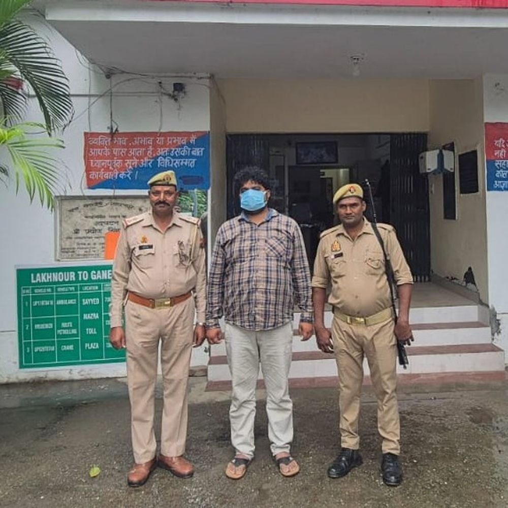 विदेश भेजने के नाम पर 1 लाख ठगने वाला गिरफ्तार:सहारनपुर में युवक को सऊदी अरब का फर्जी टिकट थमाकर एयरपोर्ट भेजा