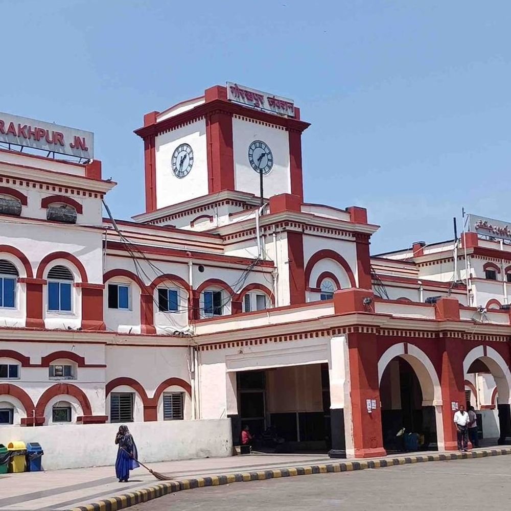 गोरखपुर में अमृत भारत पर पत्थर चलने से यात्री घायल:अंधेरे में भाग गया पत्थरबाज; , RPF- GRP ने शुरू की तलाश