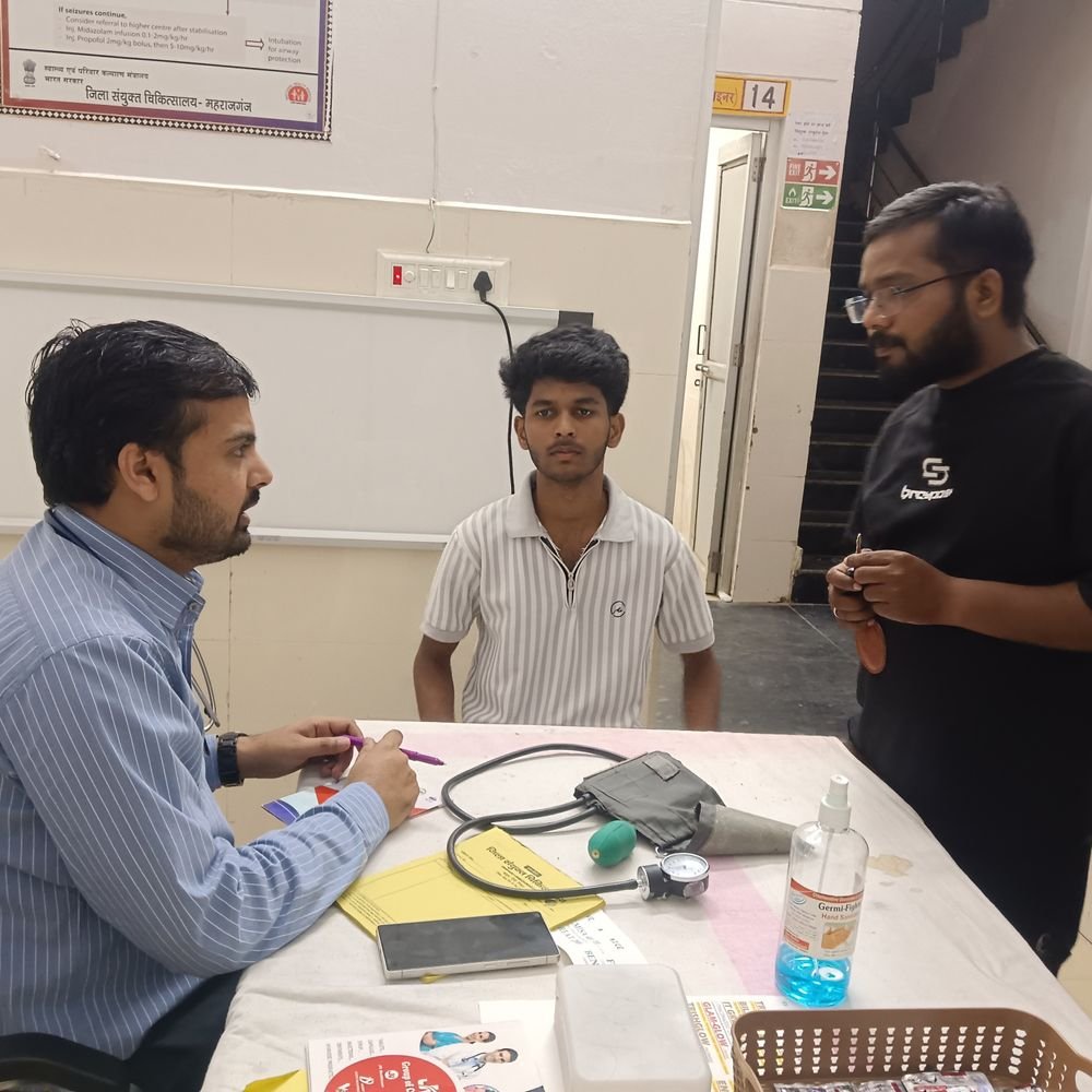 बैकुंठपुर में युवक को सांप ने काटा:परिजनों ने तत्काल जिला अस्पताल पहुंचाया, डॉक्टरों ने शुरू किया उपचार