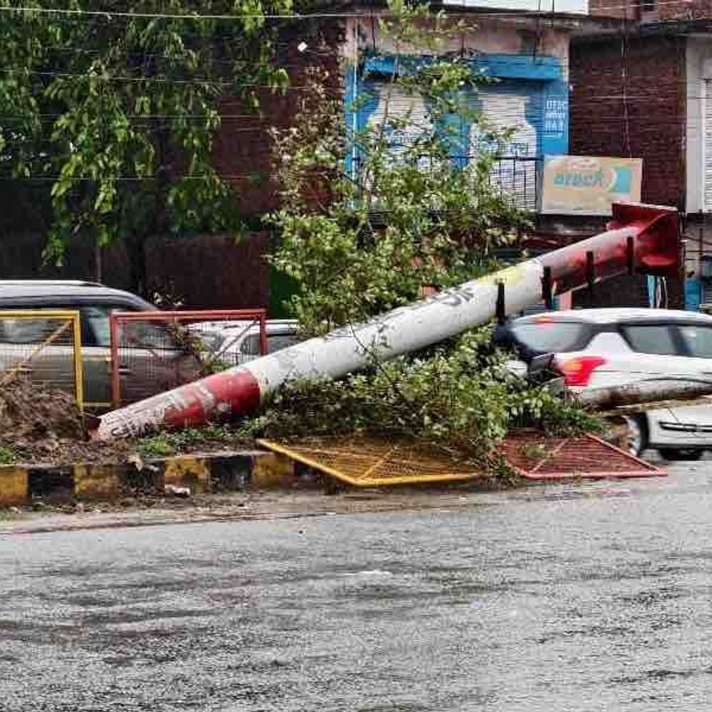 गोरखपुर में तेज अंधी से गिरा यूनीपोल होर्डिंग:चलती कार दबने से मची चीख-पुकार, बाल-बाल बचे लोग