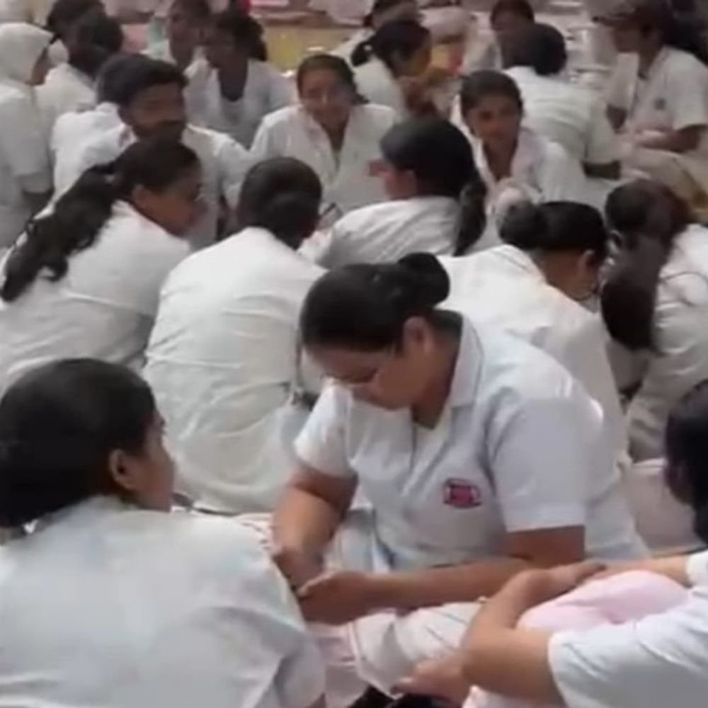 KGMU में नर्सिंग छात्रों के प्रदर्शन का तीसरा दिन:पढ़ाई छोड़ धरने पर बैठे स्टूडेंट्स, डीन-प्रिंसिपल को पद से हटाने पर अड़े