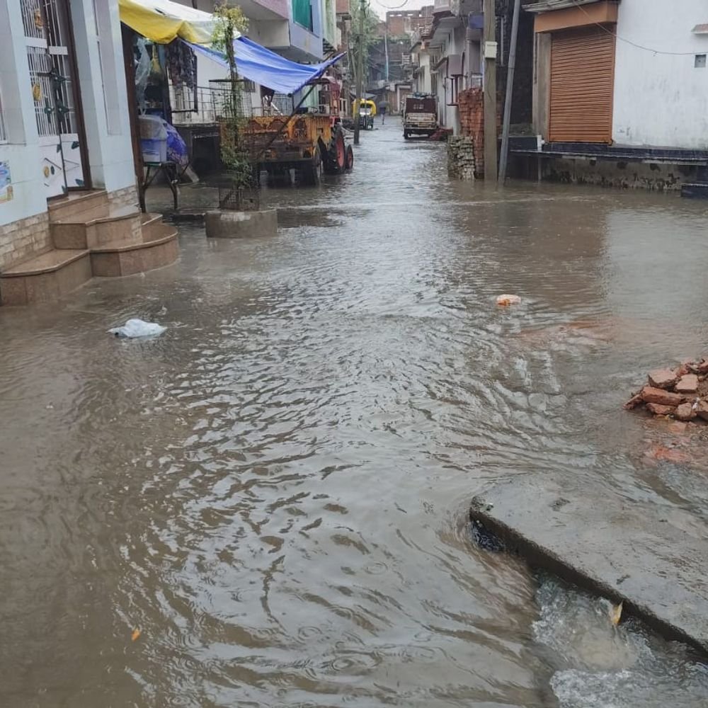 बंगाल के चक्रवात से जालौन में भारी बारिश:24 घंटे में 98 MM बारिश, 8-10 डिग्री गिरा तापमान; धान की फसल को नुकसान, स्कूल बंद
