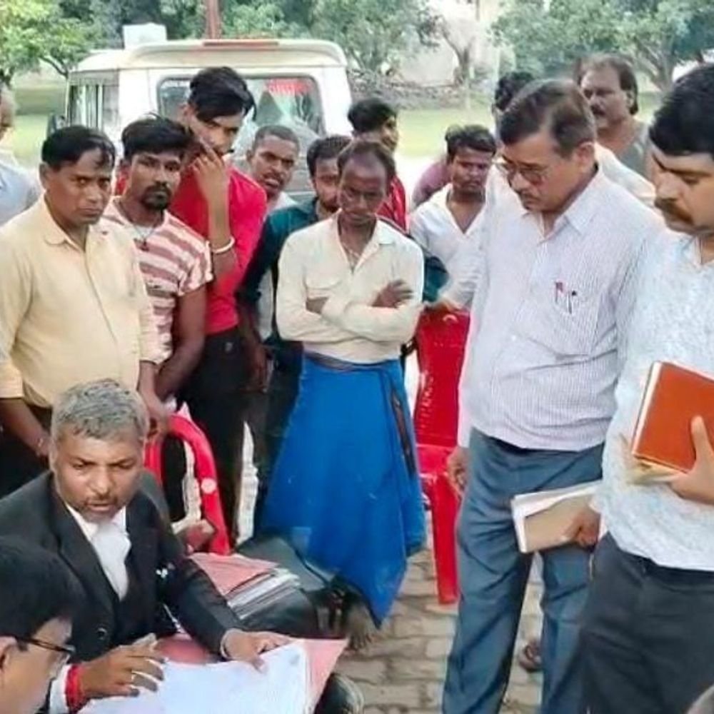 600 बीघा भूमि विवाद में अधिवक्ता परिवार को धमकी:भदोही में राजस्व टीम की मौजूदगी में हुआ विवाद, पुलिस कार्रवाई की मांग