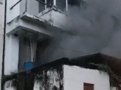 वाराणसी की पंखा निर्माण फैक्ट्री में आग:तारपीन-सॉल्वेंट के ड्रमों से भड़की, आसपास के घर खाली कराए; 2 मंजिला बिल्डिंग के पिलर झुके