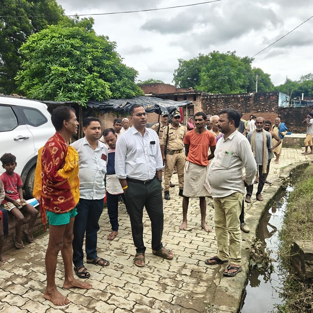 घाटमपुर के इटर्रा में बंबा पटरी फटी:प्रशासन ने बंधवाकर कराई निकासी; SDM ने गांव पहुंचकर लिया जायजा