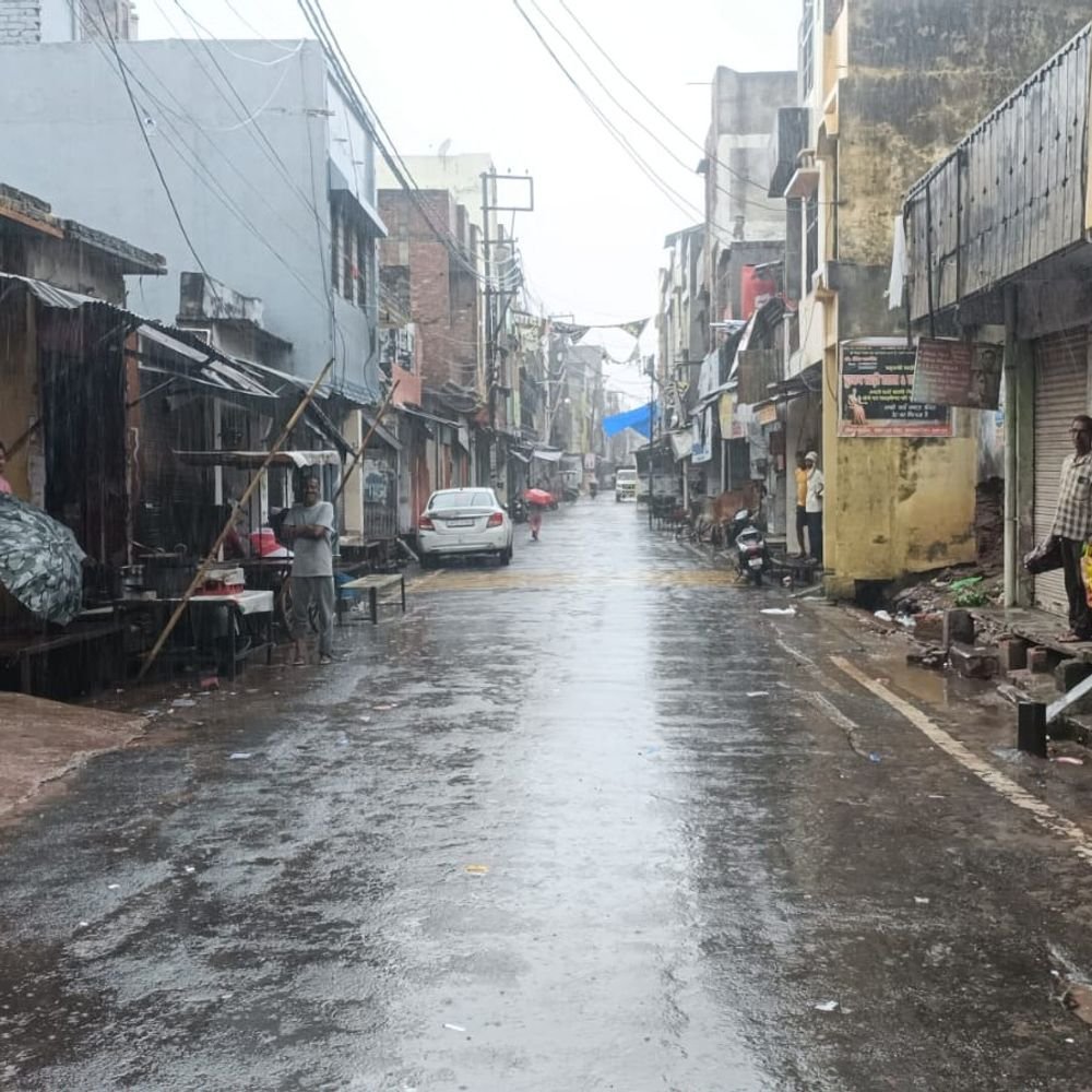 कासगंज में बारिश से मकान की छत गिरी, किशोर घायल:24 घंटे की मूसलाधार बारिश से किसानों की सैकड़ों बीघा फसल बर्बाद